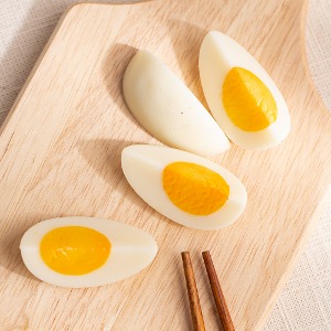 진짜 같은 삶은 달걀 모형 4개(조각)