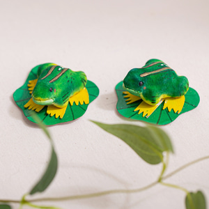 연잎 위 개구리 모형 2개